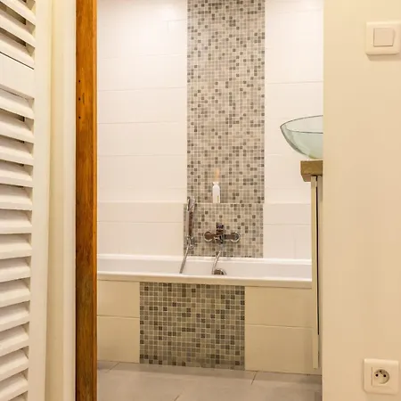 Spacious Duplex In The Heart Of *